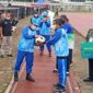 Gubernur Jambi, Al Haris Serahkan Bola Secara Simbolis Tanda Dibuka dan Dimulainya Gubernur Cup Jambi 2022. [FOTO: Jambiseru.com]