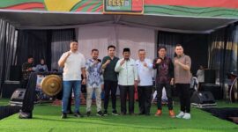 Ketua BPD Himpi dan Pengurus, Staf Ahli Gubernur, Ketua BPC Hipmi Tanjab Barat Foto bersama Bupati H Anwar Sadat, Jum'at (19/8/22). FOTO : LT
