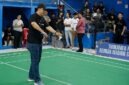 Wakil Bupati Tanjung Jabung Barat, Dr. H. Katamso, SA., SE., ME., melakukan servis pertama sebagai tanda dibukanya Turnamen Bulutangkis Berkah Madani Cup II PBSI Tanjab Barat Tahun 2026 di GOR Bulutangkis Kuala Tungkal, Kamis malam (20/08). (FOTO : Dok. Prokopim Tjb)