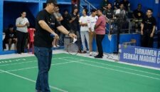 Wakil Bupati Tanjung Jabung Barat, Dr. H. Katamso, SA., SE., ME., melakukan servis pertama sebagai tanda dibukanya Turnamen Bulutangkis Berkah Madani Cup II PBSI Tanjab Barat Tahun 2026 di GOR Bulutangkis Kuala Tungkal, Kamis malam (20/08). (FOTO : Dok. Prokopim Tjb)