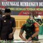 Penandatanganan Berita Acara Serah Terima Program TMMD Ke-113 TA 2022 Kodim 0419/Tanjab oleh Dandim 0419/Tanjab oleh Bupati Tanjab Barat. FOTO : PENDIM TJB
