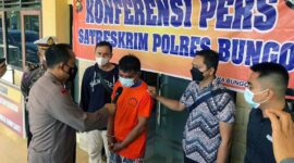 Kapolres Bungo AKBP Guntur Saputro didampingi Kasat Reskrim AKP Septa Badoya, SIK saat pres rilis, Kasus Pembunuhan Anak Dinawah Umur di Kamar Hotel di Bungo, Minggu (29/5/22). FOTO : Hms Res Bungo