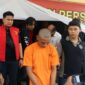 AA (24) warga asal Desa Bumi Agung, Kecamatan Tegineneng, Pesawaran Lampung dihadirkan Saat Pres Rilsi Kasus Pembunuhan Istrinya di Mapolres Merangin, Minggu (3/9/23). FOTO : Hms