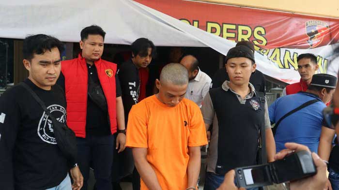 AA (24) warga asal Desa Bumi Agung, Kecamatan Tegineneng, Pesawaran Lampung dihadirkan Saat Pres Rilsi Kasus Pembunuhan Istrinya di Mapolres Merangin, Minggu (3/9/23). FOTO : Hms