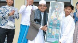 Bupati Tanjab Barat KH. Anwar Sadat Saat Menyerahkan Tropi Pemenang Festival Arakan Sahur dan Takbir Keliling Idul Fitri 2022 di Masjid Syikh Utsman Tungkal, Senin (2/5/22). FOTO : Ist