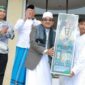 Bupati Tanjab Barat KH. Anwar Sadat Saat Menyerahkan Tropi Pemenang Festival Arakan Sahur dan Takbir Keliling Idul Fitri 2022 di Masjid Syikh Utsman Tungkal, Senin (2/5/22). FOTO : Ist