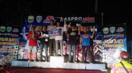 Penyerahan Hadian Kepada Juara Road Race Championship Bupati Muaro Jambi 2021. [FOTO : Noval]