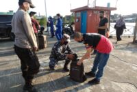 FOTO : Personil Gabungan Polres Tanjab Barat Lakukan Pemeriksaan Penumpang Antar Pulau di Pelabuhan Marina, Minggu, (24/10/21).