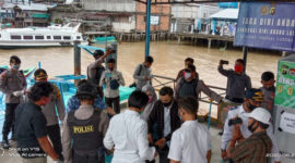 FOTO : Petugas Polres Tanjab Barat Melakukan Pemeriksaan Penumpang Speedboat di Pelabuhan Kuala Tungkal, Senin (22/06/20)