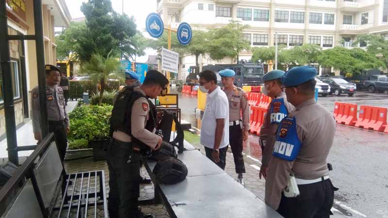 Terpantau Petugas Piket Pos Penjagaan di Pintu Masuk Polda Jambi Memeriksa Tamu yang berkunjung. FOTO : Ist/Media