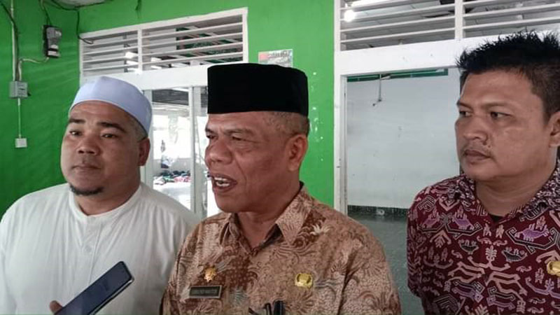 Asisten III Sekdakab Madina Lis Mulyadi Nasution didampingi Kabag Kesra Baharuddin Juliadi dan Kabg Umum Irsan Serahkan Bantuan untuk Santri Terdampak Luapan Aek Singolot, Kamis (21/12/12). FOTO : Magrifatulloh