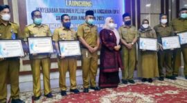 Bupati Muaro Jambi Hj. Masnah Buso Saat Memberikan Piagam Penghargaan kepada 12 Kepala OPD di Aula Rumah Dinas Bupati Muaro Jambi Komplek Perkantoran Bukit Cinto Sengeti, Senin (24/01/22). FOTO : Noval/Kominfo.