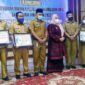 Bupati Muaro Jambi Hj. Masnah Buso Saat Memberikan Piagam Penghargaan kepada 12 Kepala OPD di Aula Rumah Dinas Bupati Muaro Jambi Komplek Perkantoran Bukit Cinto Sengeti, Senin (24/01/22). FOTO : Noval/Kominfo.
