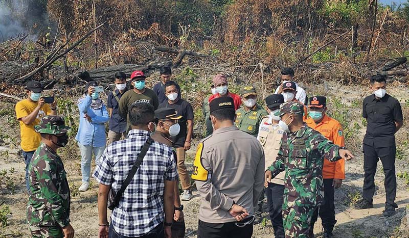 Kaolres Tebo Kapolres Tebo, AKBP Dr. I Wayan Arta Ariawan, S.H., S.I.K., M.H Bersama Stakeholder Terkait ke Lokasi Pembakaran Hutan di wilayah Desa Pemayungan, Kecamatan Sumay, Kabupaten Tebo. [FOTO : HMS RES]