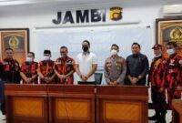 Puluhan Anggota Ormas Pemuda Pancasila Datangi Polda Jambi Pertanyakan 2 LP. FOTO : Dhea
