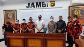 Puluhan Anggota Ormas Pemuda Pancasila Datangi Polda Jambi Pertanyakan 2 LP. FOTO : Dhea