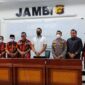 Puluhan Anggota Ormas Pemuda Pancasila Datangi Polda Jambi Pertanyakan 2 LP. FOTO : Dhea