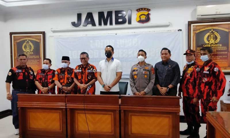 Puluhan Anggota Ormas Pemuda Pancasila Datangi Polda Jambi Pertanyakan 2 LP. FOTO : Dhea