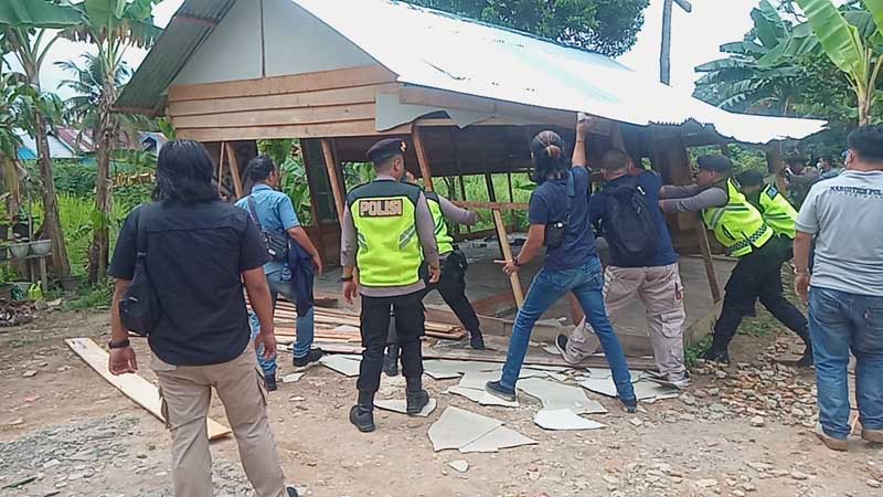 Petugas Kepolisian Polresta Jambi dan Polda Jambi Merobohkan Salah 1 Basecamp permamen di eks Kampung Narkoba Pulau Pandan Kota Jambi, Kamis (7/12/22). FOTO : Hms Polresta Jambi