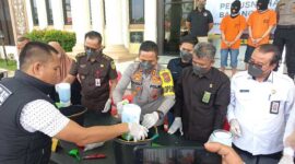 AKBP Padli, SH, SIK, MH bersama Kasi Pidsus Kejari Tanjab Barat, Kadinkes, perwakilan Granat saat musnahkan Barang Bukti Sabu-Sabu di Mapolres Tanjab Barat, Rabu (13/9/23). FOTO : Den
