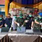 Kepala Kantor Bea Cukai Jambi, Dafit Kasianto (kanan baju hitam), dan sejumlah pejabat instansi terkait secara simbolis menghancurkan laptop bekas ilegal menggunakan palu saat pemusnahan Barang yang Menjadi Milik Negara (BMMN) di halaman Kantor Bea Cukai Jambi, Rabu (24/6/2026). (Foto: Penrem 042/Gapu)