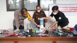 Kajari Togar Rafilion, SH, Kapolres Tanjab Barat AKBP Muharman Arta, SIK, Kasat Narkba Polres AKP Toni, SH. MH, Saat Blender BB, Rabu (29/12/21). FOTO : Abas