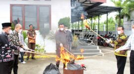 Marcelo Bellah pimpin Kegiatan Pemusnahan Barang Bukti perkara Narkotika sudah Inkrah, Kamis (7/9/23). FOTO : Dok Kejari