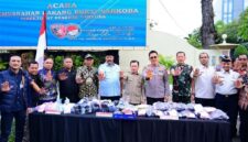 KOLABORASI BERANTAS NARKOBA: Kapolda Jambi Irjen Pol Krisno H Siregar bersama Gubernur Jambi Al Haris dan jajaran Forkopimda saat memusnahkan barang bukti narkotika skala besar di Mapolda Jambi. (FOTO : Dok. Istimewa/Humas Polda Jambi)