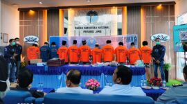 11 Tersangka Dihadirkan dalam Acara Pemusnahan bukti Narkotika jenis sabu dan ganja di BNNP Jambi. FOTO : Dhea

