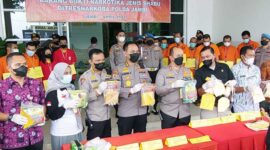 Kapolda Jambi Irjen Pol A Rachmad Wibowo Memimpin Pres Rilis Pemusnahan Barang Bukti 7,7 Kg Sabu di Mapolda Jambi, Jumat (1/4/22). FOTO : Dhea.