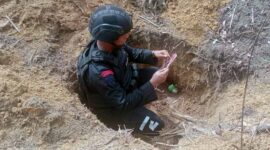 Tim Jinbom Gegana Brimob Polda Jambi Ketika Persiapan Pemusnahan Granat Penemuan Warga dengan Cara Diledakkan. FOTO : Dhea/Ist