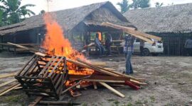 Polsek Sungai Gelam Saat Hancurkan pondok yang diduga dijadikan gelanggang Sabung Ayam di Lorong Tambaksari RT. 09 Ds. Tangkit, Kec. Sungai Gelam, Minggu (13/11/22). FOTO : Humas PMJ