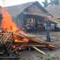 Polsek Sungai Gelam Saat Hancurkan pondok yang diduga dijadikan gelanggang Sabung Ayam di Lorong Tambaksari RT. 09 Ds. Tangkit, Kec. Sungai Gelam, Minggu (13/11/22). FOTO : Humas PMJ