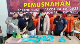 Kepala BNNP Jambi Brigjen Pol Wisnu Handoko Saat Melakukan Pemusnakan Barang Bukti Sabu, Ganja dan Ribuan Ekstasi di Kantor BNN Provinsi Jambi, Jumat (7/10/22). FOTO : Dhea.