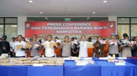 Wakapolda Riau Brigjen Pol K Rahmadi memimpin kegiatan Pres Rilis dan Pemusnahan Barang Bukti Narkoba Sebanyak, 9,949,52 Gram Sabu, 60.23 Kg Ganja dan 54.623 Butir Ekstasi, di Mapolda Riau, Rabu (27/9/23). [FOTO : Humas Mabes Polri]