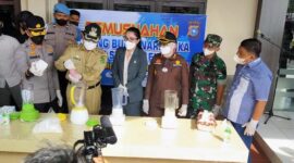 Kapolres Inhil AKBP Dian Setyawan bersama Bupati Inhil H. M. Wardan serta Unsur Forkopimda Inhil Memusnakhkan Barang Bukti Sabu dan Ektasi di Mapolres Inhil, Selasa (25/1/22). FOTO : Arsyad