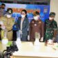 Kapolres Inhil AKBP Dian Setyawan bersama Bupati Inhil H. M. Wardan serta Unsur Forkopimda Inhil Memusnakhkan Barang Bukti Sabu dan Ektasi di Mapolres Inhil, Selasa (25/1/22). FOTO : Arsyad