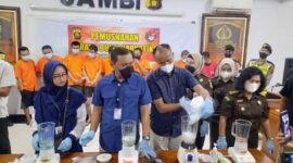 Dirnarkoba Polda Jambi, Kombes Pol Thomas Panji Susbandharu Memimpin Pemusnahan di Mapolda Jambi, Selasa (18/10/22). FOTO : Dhea