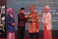Panglima Kodam II/Sriwijaya Mayjen TNI Hilman Hadi Saat Acara Penganugerahan Anggota Kehormatan Adat Melayu Jambi. FOTO : PENREM.