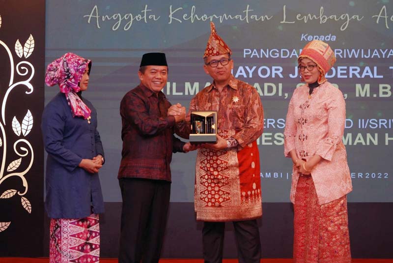 Panglima Kodam II/Sriwijaya Mayjen TNI Hilman Hadi Saat Acara Penganugerahan Anggota Kehormatan Adat Melayu Jambi. FOTO : PENREM.