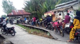 FOTO : Jajar Motor Menganti Untuk Menyebrang di Penyebrangan Desa Kuala Indah dan Desa Sungai Gebar Kecamatan Kuala Betara, Jumat (31/07/20)