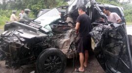 Penampakan Toyota Kijang Innova BH 1853 TL Ringkse Pasca Menabrak Truk Bermuatan Batu Bara di jalan Jambi-Muarasabak RT 01 Desa Niaso. FOTO : Ist