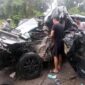 Penampakan Toyota Kijang Innova BH 1853 TL Ringkse Pasca Menabrak Truk Bermuatan Batu Bara di jalan Jambi-Muarasabak RT 01 Desa Niaso. FOTO : Ist