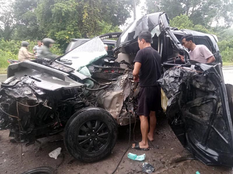 Penampakan Toyota Kijang Innova BH 1853 TL Ringkse Pasca Menabrak Truk Bermuatan Batu Bara di jalan Jambi-Muarasabak RT 01 Desa Niaso. FOTO : Ist