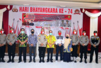 FOTO : Kapolres Tanjab Barat AKBP Guntur Saputro, SIK, MH bersama Panitia Seleksi Penerimaan Calon Anggota Polri Menandatangani Pakta Integritas di Ruang Rekonfu, Kamis (02/07/20).