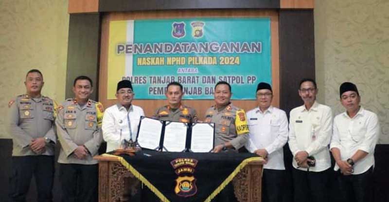 Bupati H. Anwaar Sadat Saat Hadiri Sekaligus  Saksikan Penandatanganan NPHD Penyelenggaraan Pilkada  2024 di Mapolres Tanjab Barat. FOTO : Ist