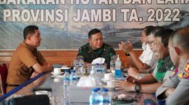 Danrem 042/Gapu Brigjen TNI Supriono Saat Pimpin Rapat Evaluasi Penanganan Karhutla Prov. Jambi di Posko Satgas Udara Karhutla Prov. Jambi, VIP room bandara Lama Kota Jambi, Senin (28/11/22). FOTO : Penrem