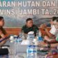 Danrem 042/Gapu Brigjen TNI Supriono Saat Pimpin Rapat Evaluasi Penanganan Karhutla Prov. Jambi di Posko Satgas Udara Karhutla Prov. Jambi, VIP room bandara Lama Kota Jambi, Senin (28/11/22). FOTO : Penrem