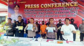 Kapolres Bengkalis AKBP Setyo Bimo Anggoro didampingi Kepala BC Bengkalis Agoes Widodo, Kasat Resnarkoba AKP Tony Armando saat gelar jumpa pers, Senin (26/6/23). FOTO : Cakaplah.com