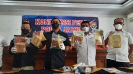 Dirresnarkoba Polda Jambi, Kombes Pol Thomas Pandji saat Pres Rilis di Mapolda Jambi, Rabu (9/2/22). FOTO : ungkap.co.
